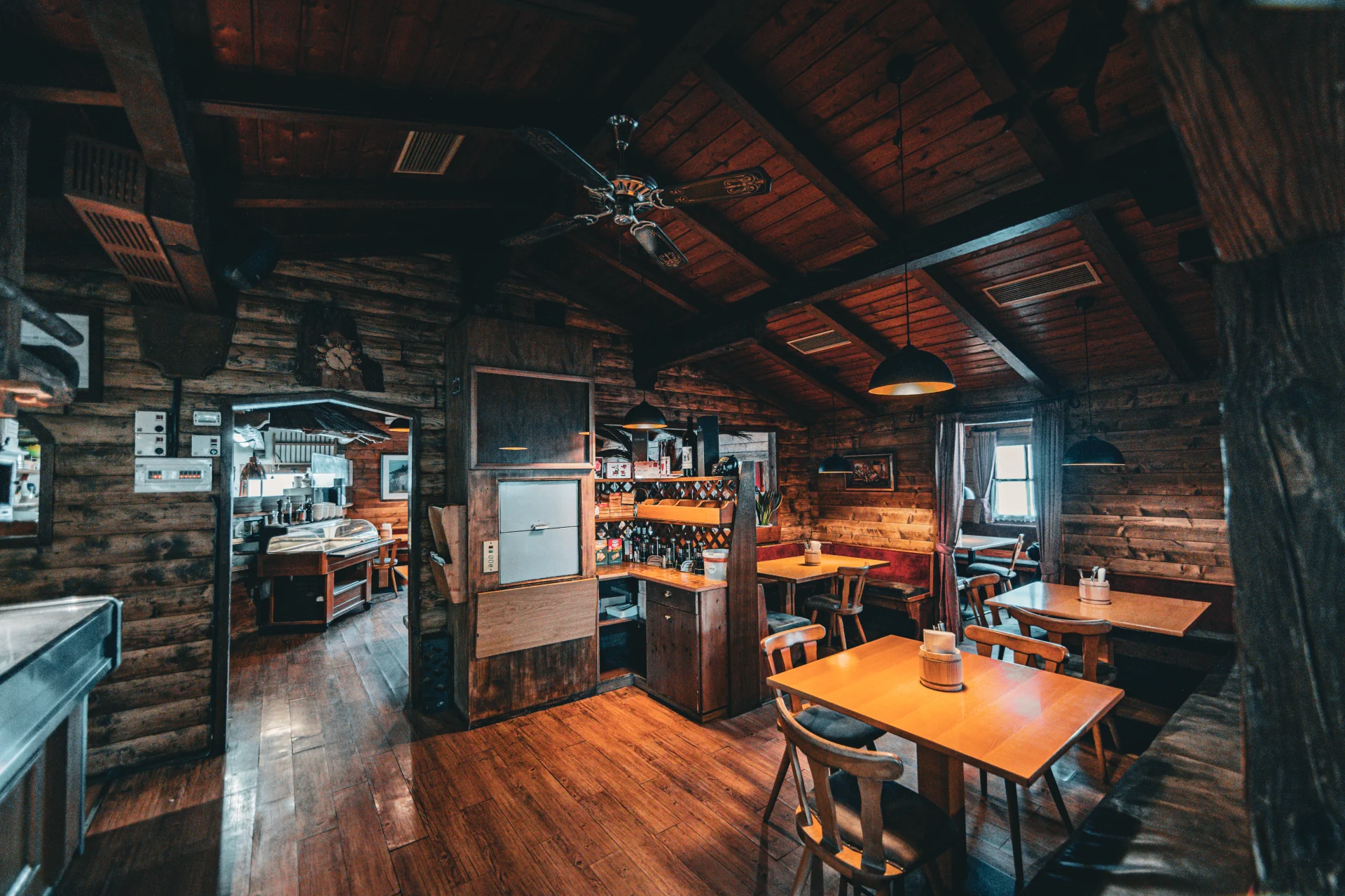 Sporthütte - Kastelruth - Restaurant & Pizza - Innen 03